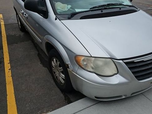 Used 2007 Chrysler Town & Country Touring image 1