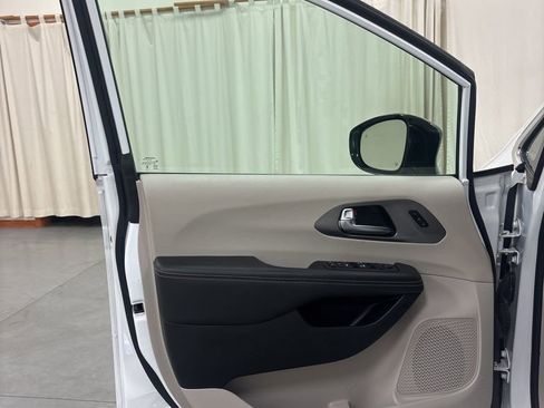 Used 2024 Chrysler Pacifica Touring-L image 18