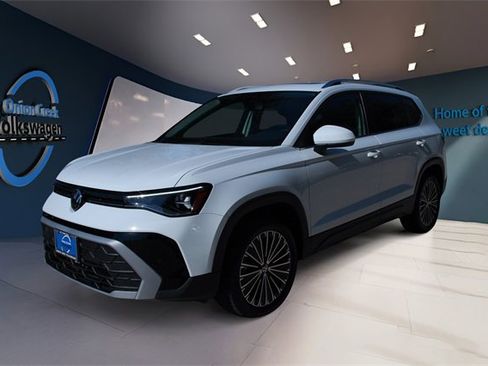 Certified 2025 Volkswagen Taos SE image 7