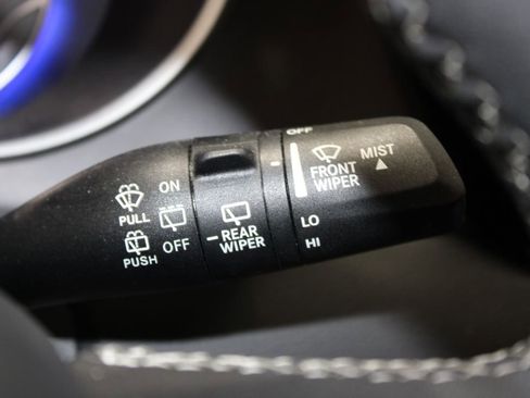 Used 2025 Chrysler Pacifica Select image 36