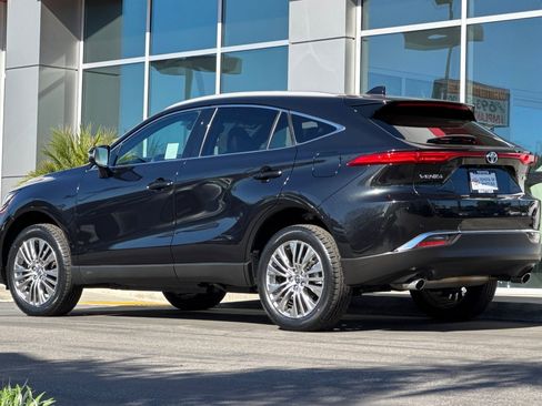 Used 2023 Toyota Venza XLE image 8