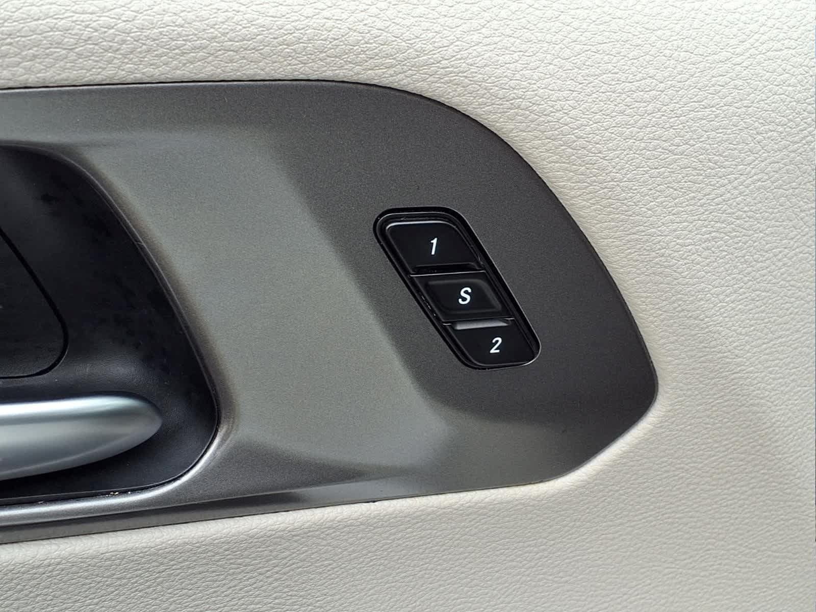 Used 2024 Chrysler Pacifica Touring-L FWD image 15