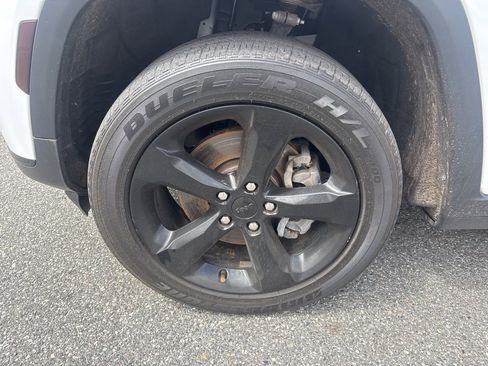 Used 2023 Jeep Grand Cherokee L Laredo image 11