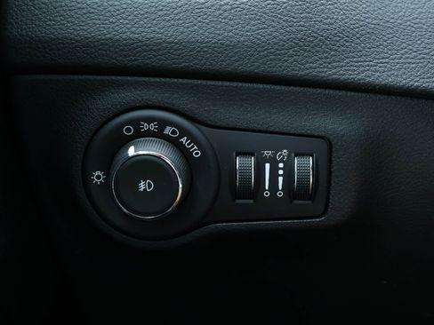 Used 2019 Jeep Compass Latitude FWD image 28