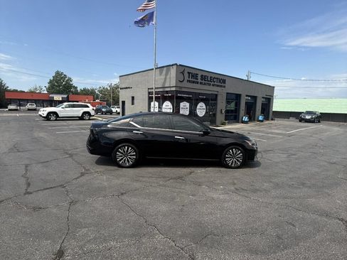 Used 2023 Nissan Altima 2.5 SV FWD image 19