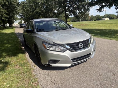 Used 2017 Nissan Altima 2.5 S w/ Power Driver Seat Package FWD image 5