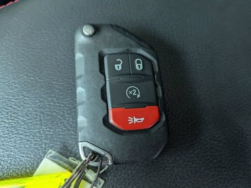 Used 2023 Jeep Wrangler Unlimited Rubicon w/ Cold Weather Group AWD/4WD image 31