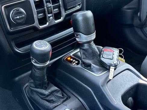 Used 2023 Jeep Gladiator Sport AWD/4WD image 12