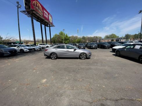 Used 2025 Hyundai Elantra SEL image 16