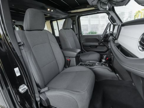 Used 2025 Jeep Wrangler Unlimited Sahara w/ Safety Group image 40