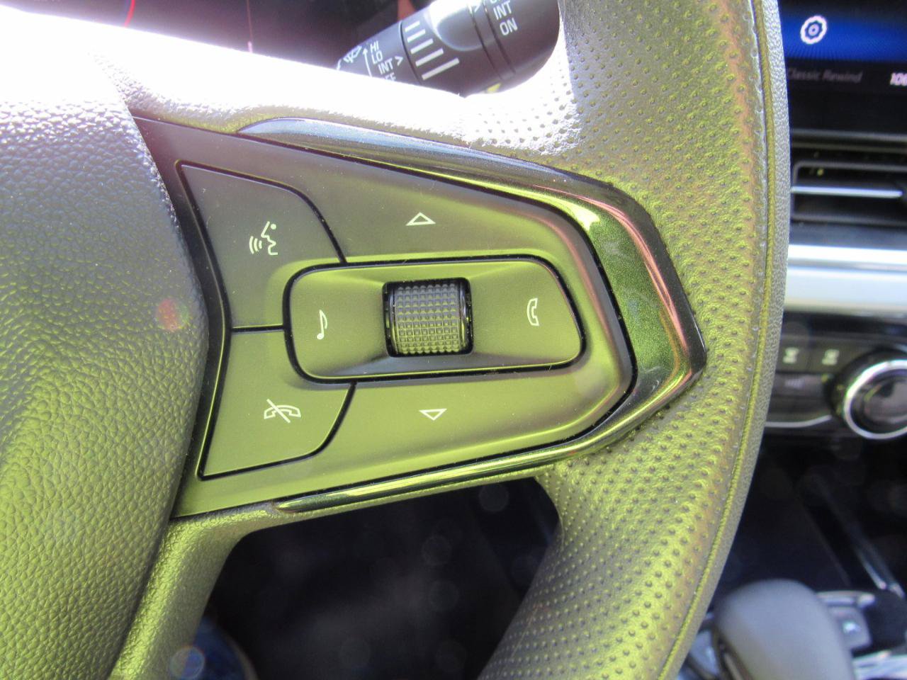 Used 2025 Chevrolet Trax LT FWD image 22