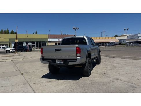 Used 2017 Toyota Tacoma TRD Off-Road AWD/4WD image 2