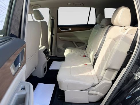 Used 2025 Volkswagen Atlas SE image 31