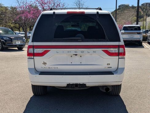Used 2016 Lincoln Navigator Select image 4