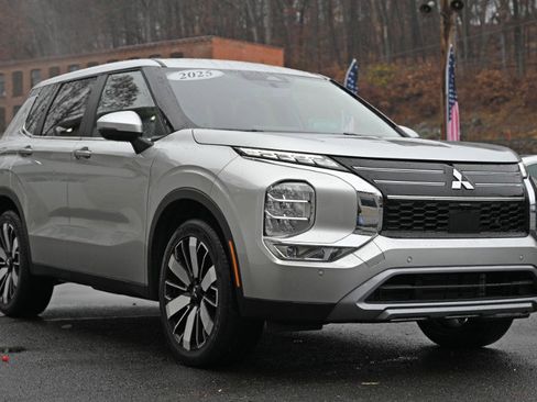 Used 2025 Mitsubishi Outlander SE image 10