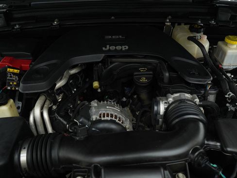 Used 2021 Jeep Gladiator Sport image 30