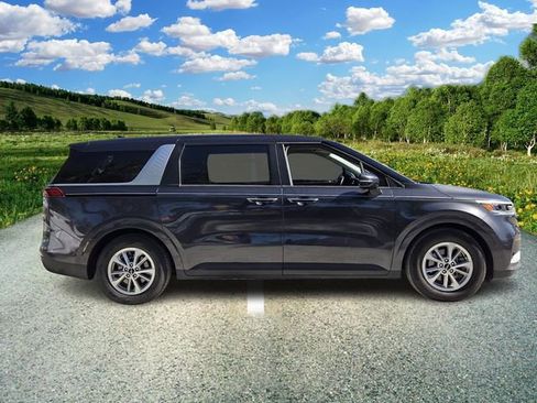 Used 2022 Kia Carnival LX image 7