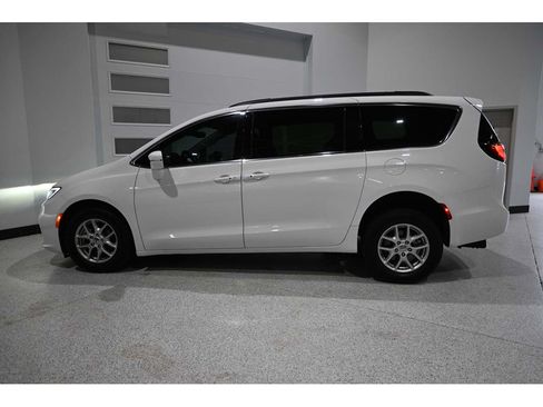 Used 2022 Chrysler Pacifica Touring-L FWD image 9