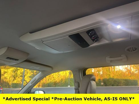 Used 2015 Chrysler Town & Country Touring image 36