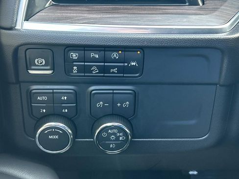 Used 2025 Chevrolet Suburban Z71 image 35