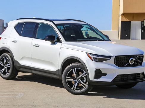 New 2026 Volvo XC40 B5 Core AWD/4WD image 1