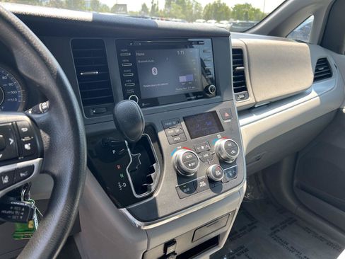 Used 2018 Toyota Sienna LE w/ Carpet Mat Package FWD image 33