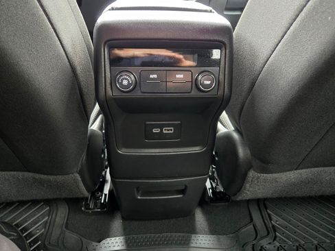 Used 2022 GMC Acadia SLE image 33