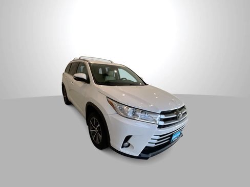 Used 2018 Toyota Highlander XLE AWD/4WD image 2