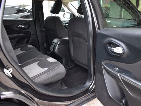 Used 2016 Jeep Cherokee Sport image 23