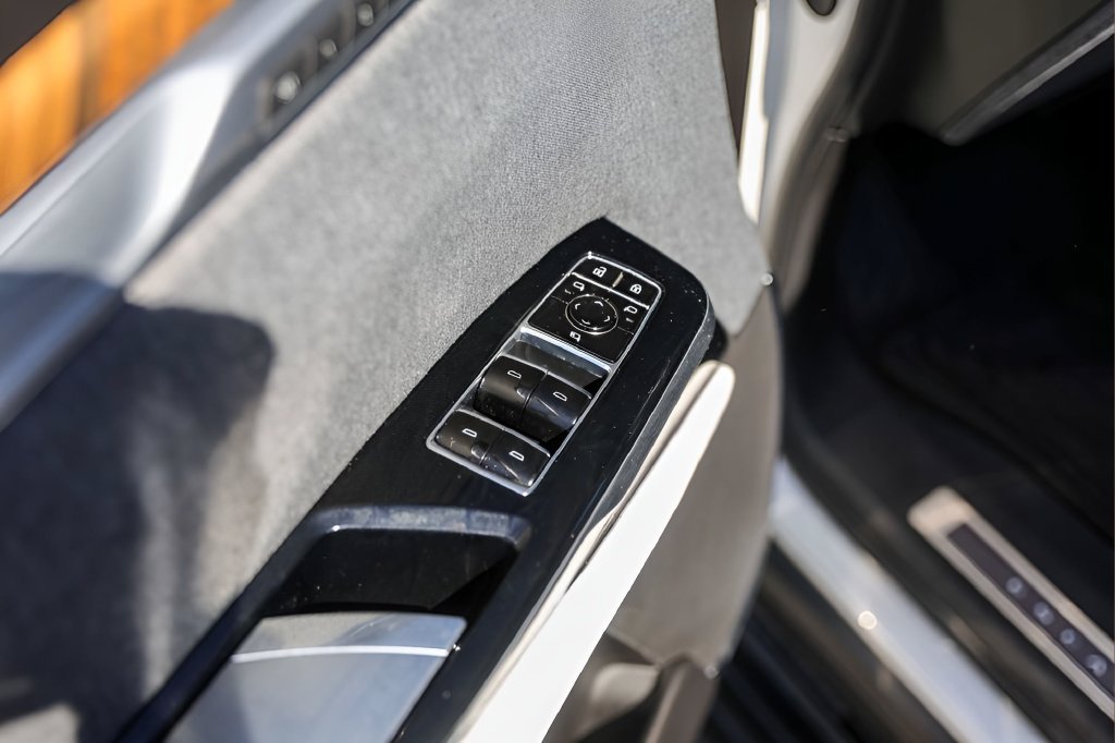 Used 2025 Cadillac Escalade ESV Sport Platinum AWD/4WD image 21