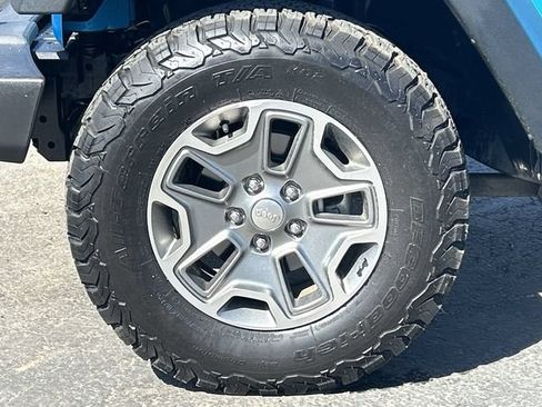 Used 2018 Jeep Wrangler Unlimited Rubicon w/ Connectivity Group AWD/4WD image 10