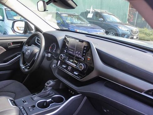 Used 2020 Toyota Highlander L image 22
