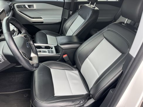 Used 2022 Ford Explorer XLT w/ Equipment Group 202A image 16