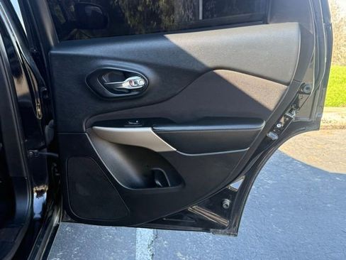 Used 2017 Jeep Cherokee Latitude image 13