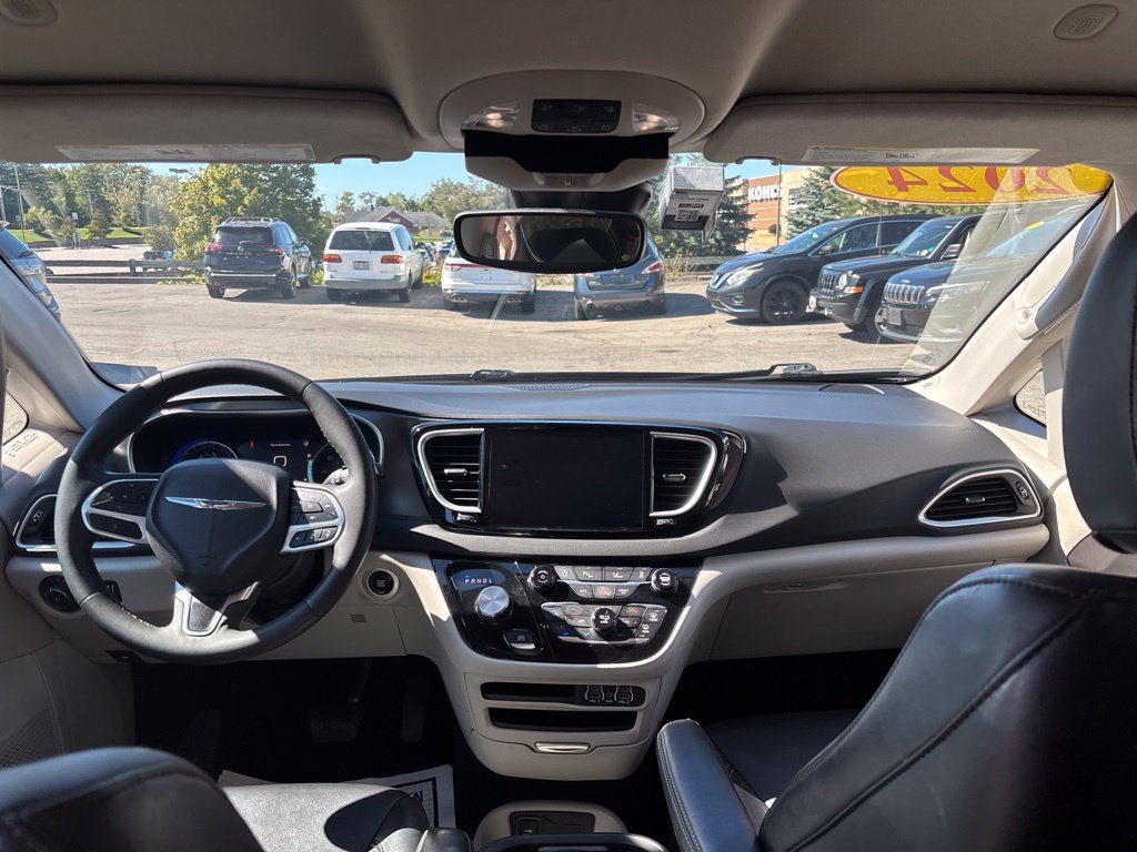 Used 2024 Chrysler Pacifica Touring-L FWD image 16