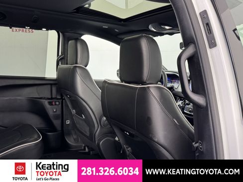 Used 2025 Chrysler Pacifica Limited FWD image 19