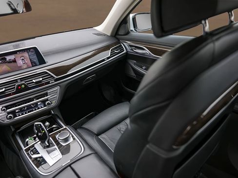 Used 2020 BMW 740i RWD image 31