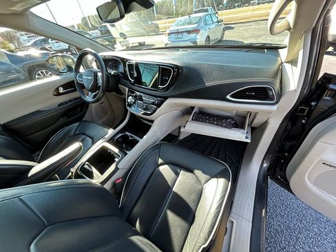 Used 2022 Chrysler Pacifica Limited w/ Uconnect Theater Family Group image 28