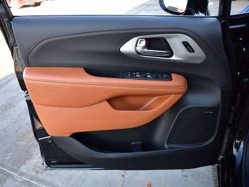 New 2026 Chrysler Pacifica Pinnacle image 15