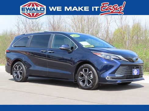 Used 2025 Toyota Sienna Platinum AWD/4WD image 1