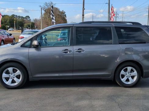 Used 2015 Toyota Sienna LE image 5