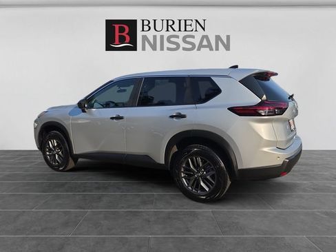 Used 2024 Nissan Rogue S FWD image 3