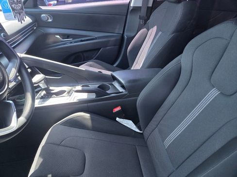 Used 2024 Hyundai Elantra SE FWD image 3