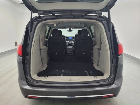 Used 2020 Chrysler Pacifica Touring-L FWD image 29