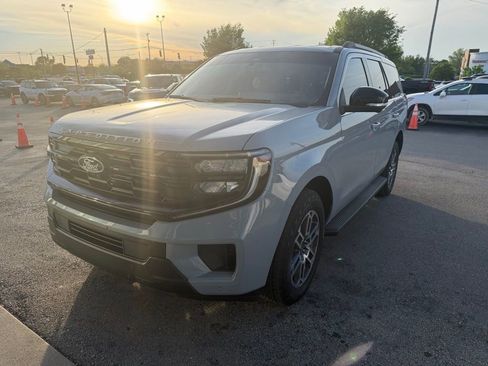 Used 2026 Ford Expedition Active AWD/4WD image 2