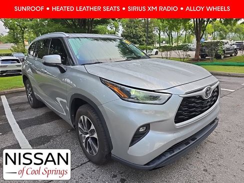Used 2021 Toyota Highlander XLE FWD image 1