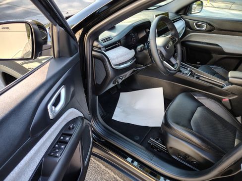 Certified 2023 Jeep Compass Latitude image 17