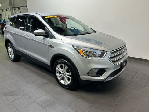 Used 2019 Ford Escape SE FWD image 2