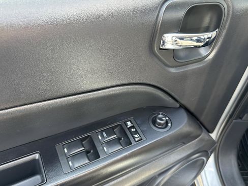 Used 2017 Jeep Patriot Latitude AWD/4WD image 23