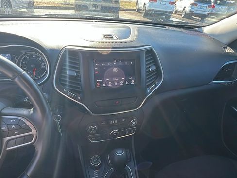 Used 2019 Jeep Cherokee Latitude w/ Cold Weather Group image 27